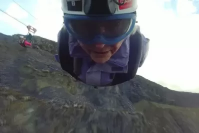 Una mujer de 85 años se lanzó de la tirolesa más rápida del mundo