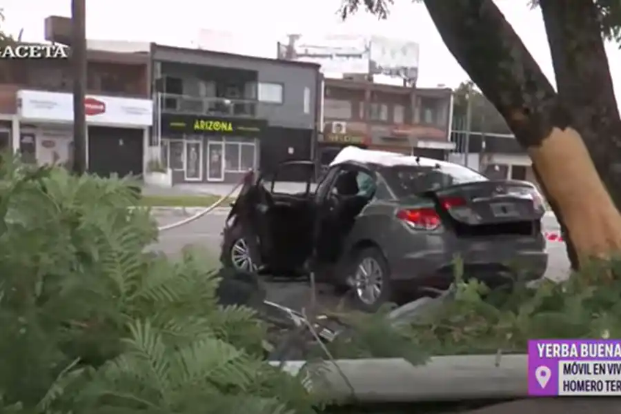 DAÑOS MATERIALES. El vehículo quedó destruido sobre la avenida Perón.