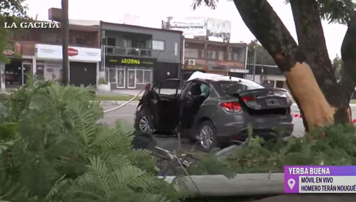 DAÑOS MATERIALES. El vehículo quedó destruido sobre la avenida Perón.