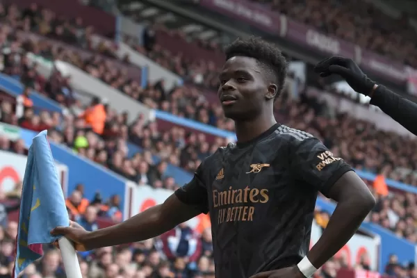 La mala fortuna de Dibu Martínez permitió el triunfo de Arsenal sobre Aston Villa