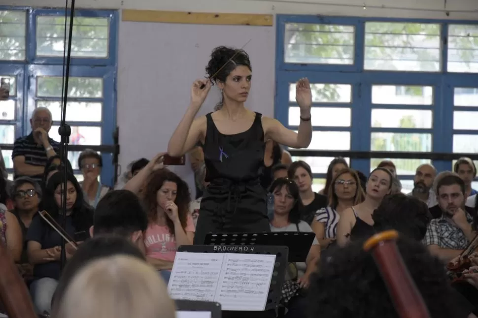 EN UNA PRÁCTICA. La maestra Milagro Valdecantos tiene vasta experiencia en la dirección de orquestas.  