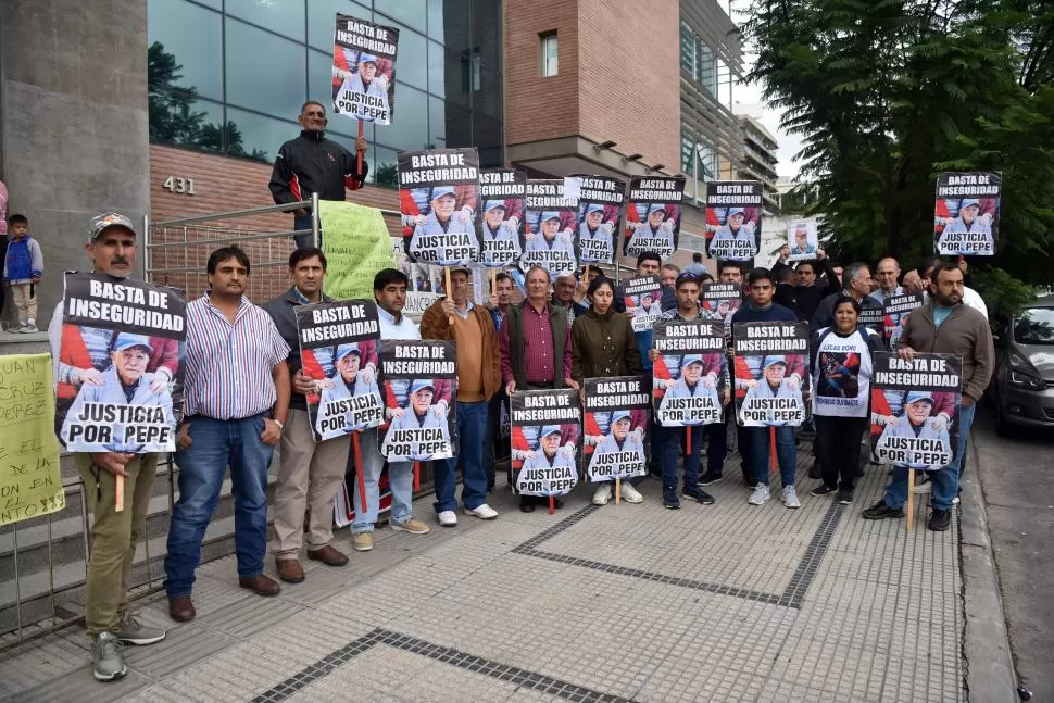 MARCHA EN APOYO. Productores y empleados rurales se manifestaron frente a Tribunales pidiendo justicia por tres crímenes que se registraron en fincas de Burruyacu. 