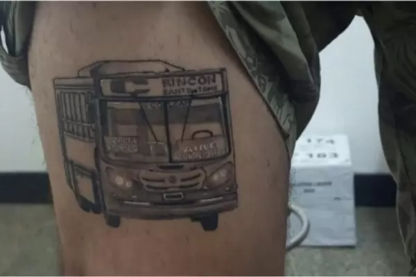Un joven se tatuó el colectivo en el que viajó durante muchos años y es furor