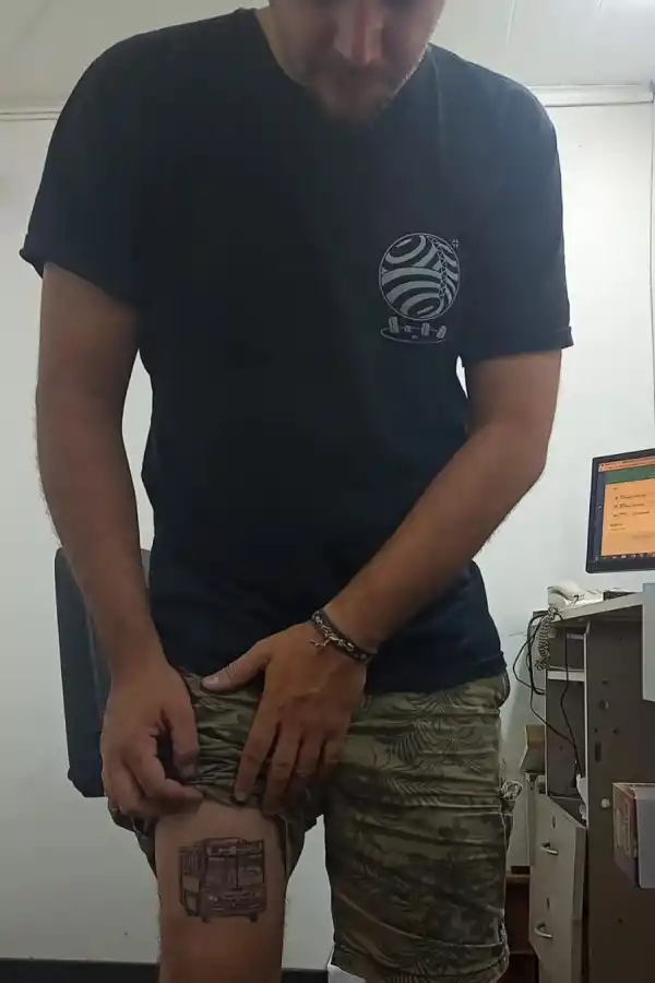 Un joven se tatuó el colectivo en el que viajó durante muchos años y es furor