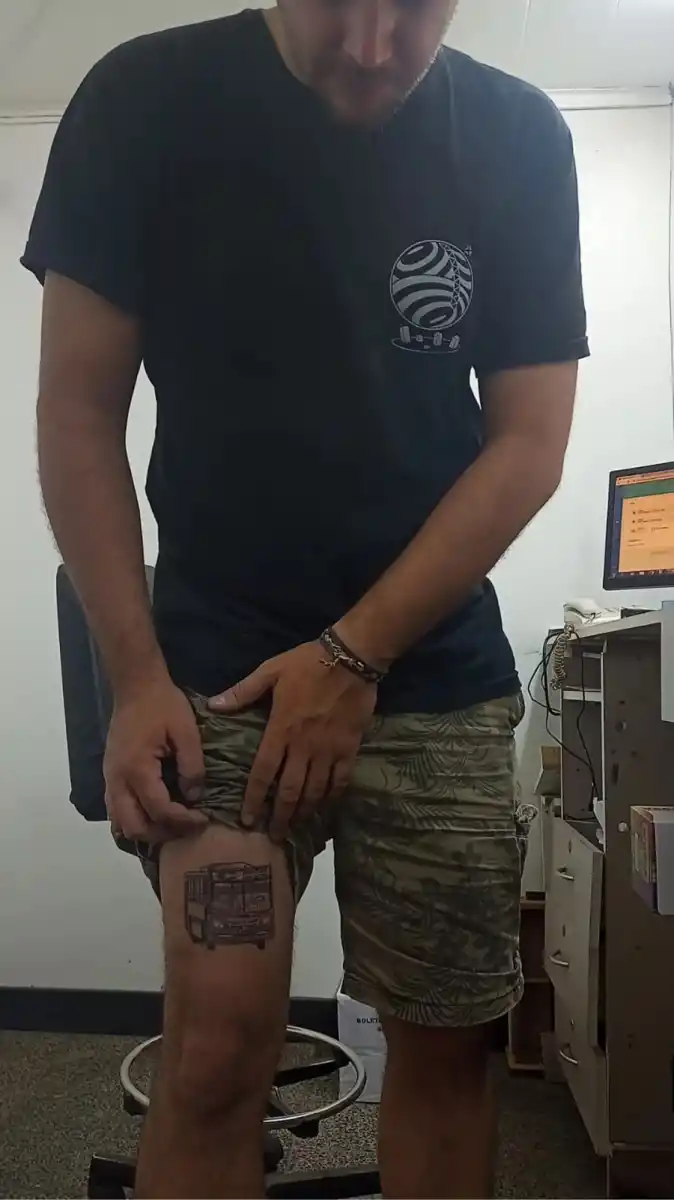 Un joven se tatuó el colectivo en el que viajó durante muchos años y es furor