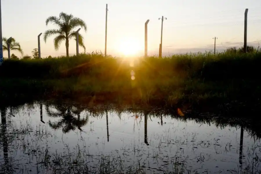INUNDADA. La banquina de la 306, en obras, se anega cuando llueve   