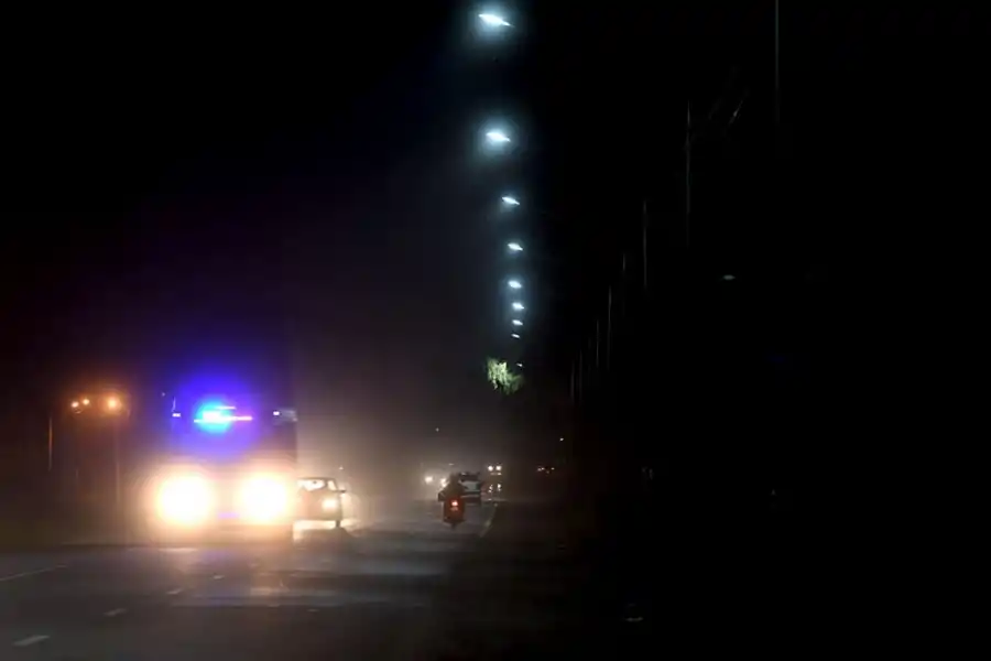 BOCA DE LOBO. La ruta 306 tiene luces en una parte del trayecto pero ni siquiera estas alcanzan para iluminar el recorrido en el peligroso sector. Donde no hay luces el riesgo aumenta por el caótico tránsito. la gaceta / fotos de franco vera 