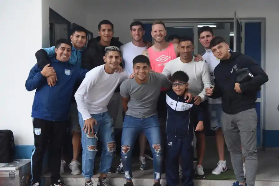 HAY EQUIPO. “Nacho” posa junto a los jugadores y los utileros del “decano”.  