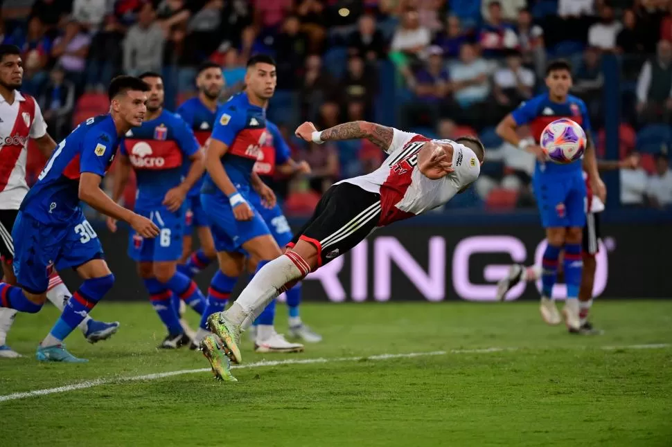 CON DESTINO DE RED. Leandro González Pírez ya se lanzó en busca de la pelota y gracias a su “palomita” River consiguió una gran victoria ante Tigre. carp