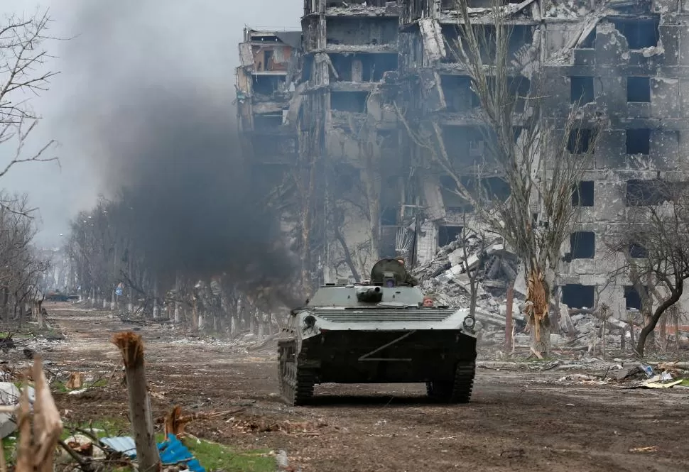 SEMBRANDO DESTRUCCCIÓN. El tanque muestra la dimensión de la invasión rusa a ucrania. El viernes se cumplirá un año desde el comienzo de la agresión.  reuters 