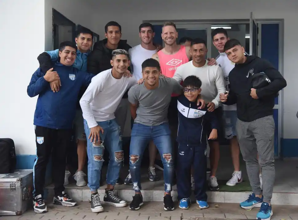 HAY EQUIPO. “Nacho” posa junto a los jugadores y los utileros del “decano”.  