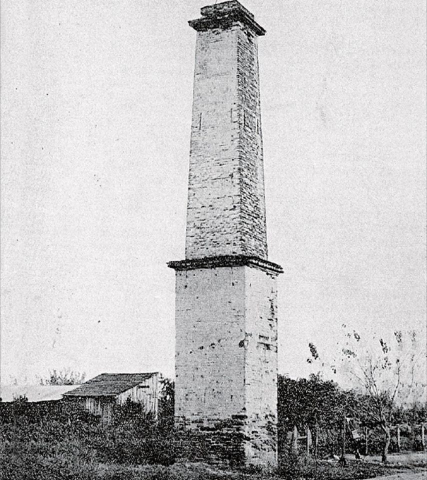 YA DEMOLIDA. La chimenea del ingenio, en B. Aguirre y San Lorenzo. 