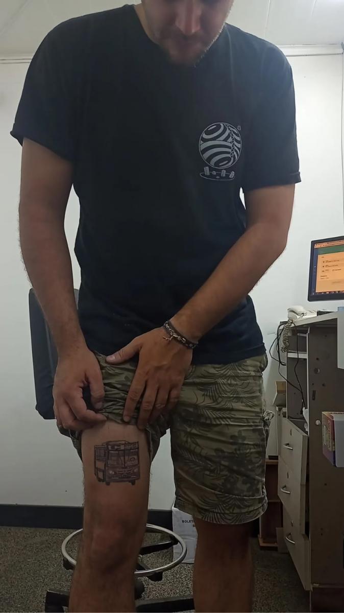 Un joven se tatuó el colectivo en el que viajó durante muchos años y es furor
