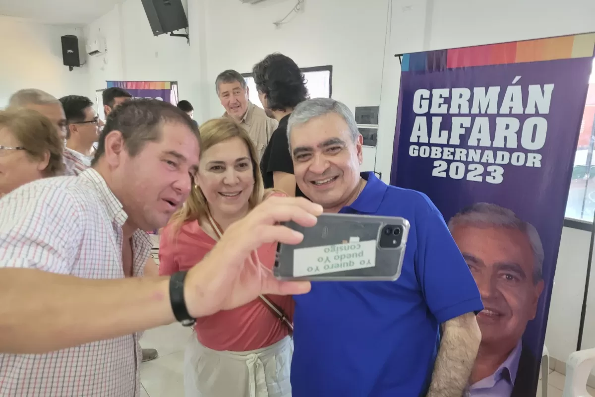 CON UN MILITANTE. Germán Alfaro posa para una selfie junto a su esposa, la senadora Beatriz Ávila, junto a un cartel que promueve su candidatura a gobernador. Foto de Twitter @AlfaroGerman