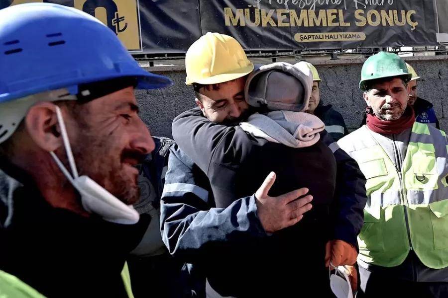 Milagro en Turquía: rescataron a una joven que estuvo más de 10 días bajo los escombros