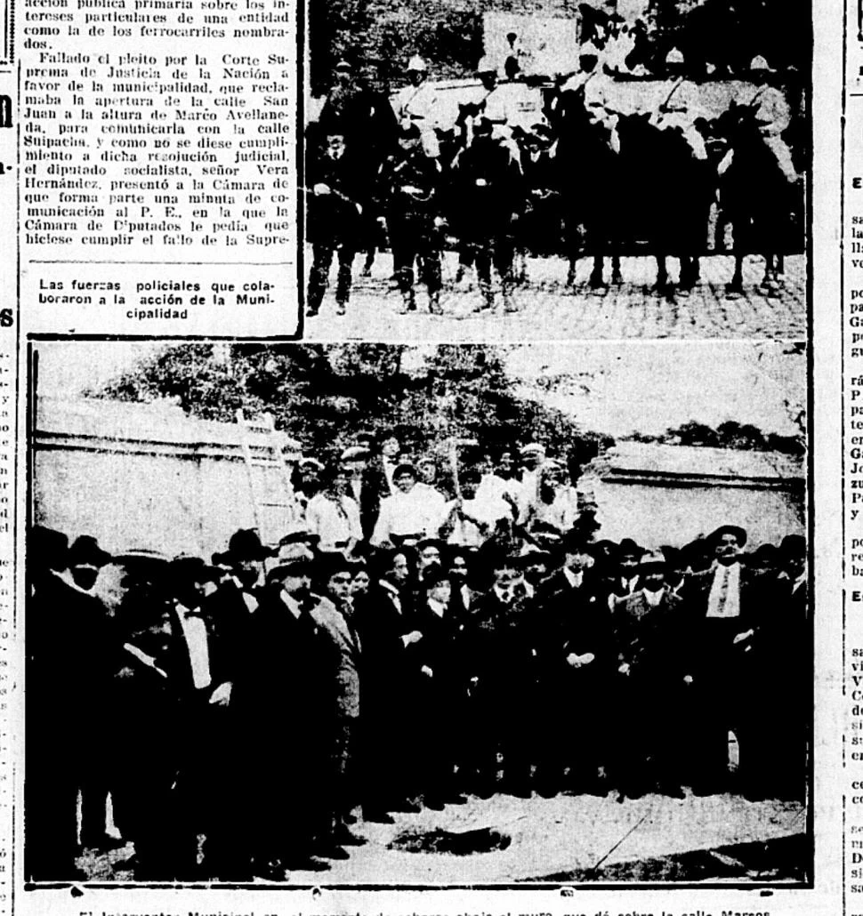 AUTORIDADES Y PÚBLICO. Los representantes de la Municipalidad (abajo) poco antes de comenzar a derribar la pared. La Policía (arriba) estaba para resguardar la seguridad.  