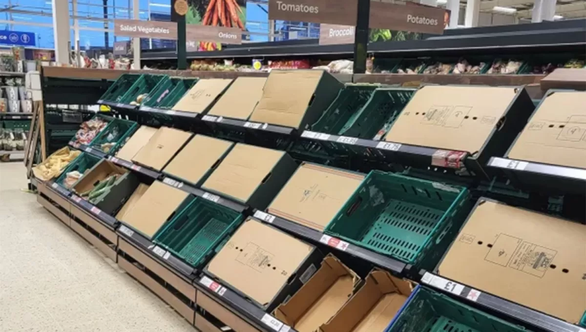 ESTANTES VACÍOS. Un supermercado de Glasgow, en Escocia, tapó con cartones la estantería que debería estar ocupada por tomates. 