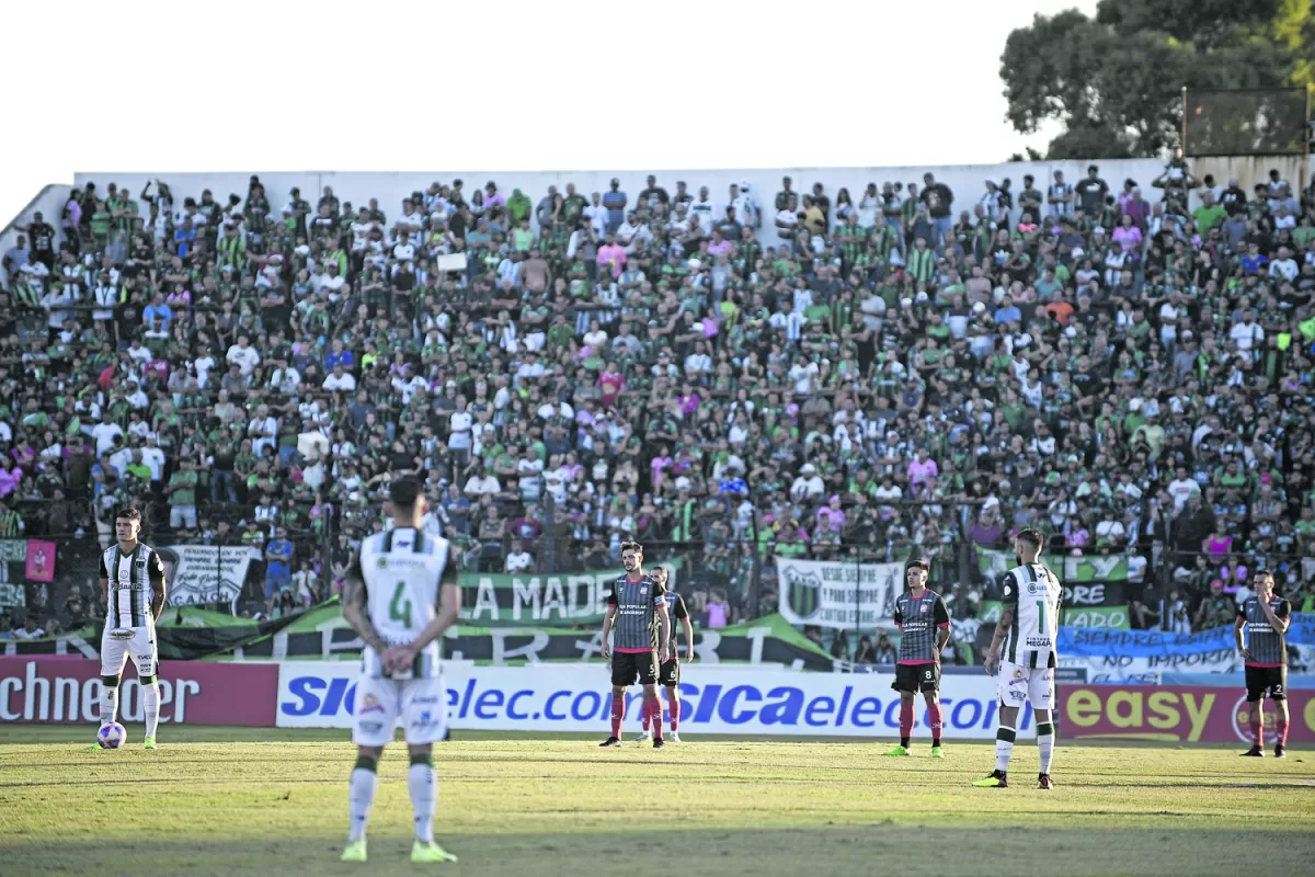 BUEN MARCO. Los hinchas “verdinegros” coparon su estadio en el debut de local.