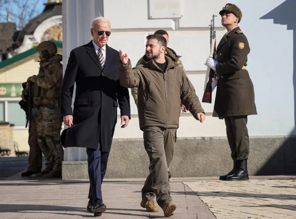 HOMENAJE. Biden recorrió Kiev y visitó la catedral de San Miguel.  