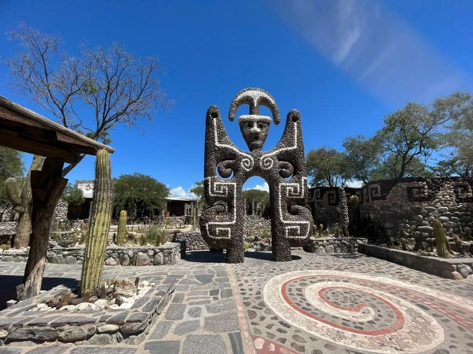 REPRESENTACIONES. El Museo Pachamama tiene obras a cielo abierto realizadas en piedras extraídas de los Valles. Fotos de Nicolás Sánchez Picón