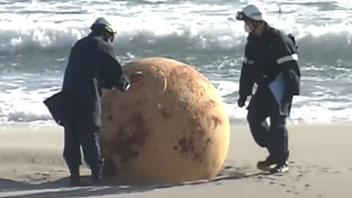 Una misteriosa bola de hierro apareció en una playa de Japón