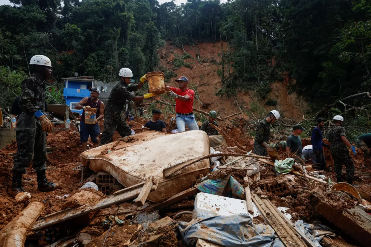 Suman casi 50 muertos por los deslaves en Brasil
