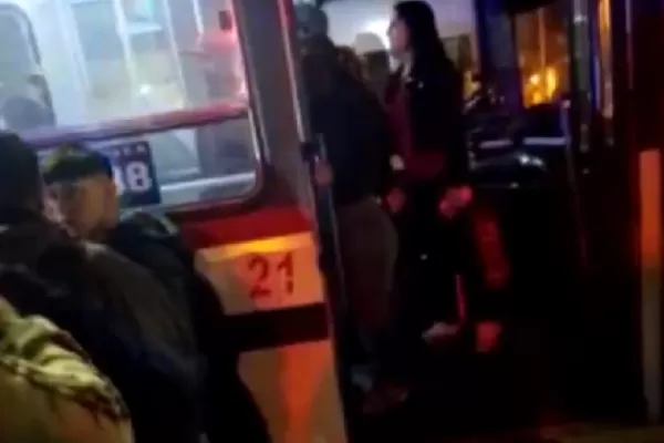 Un agente penitenciario, en estado de ebriedad, disparó arriba de un colectivo e hirió a un pasajero