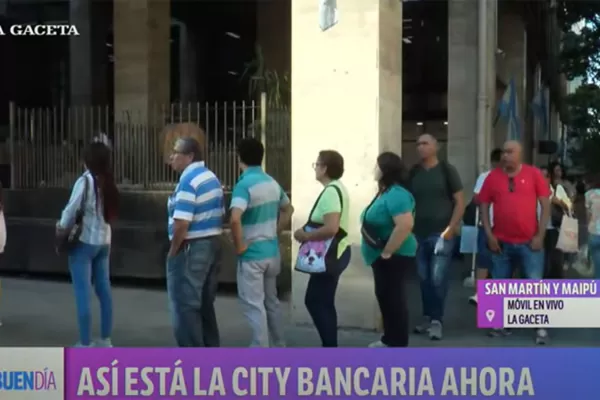 Largas colas en la city ante el paro bancario anunciado para mañana