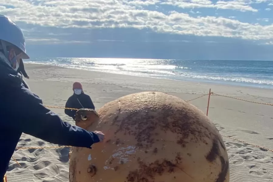 Revelaron curiosos detalles sobre la bola gigante de hierro que apareció en una playa de Japón