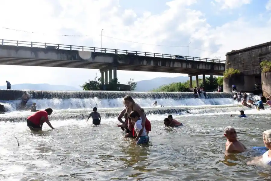 EN FAMILIA. Once personas de apellido Aguirre, de Jujuy al 5.000, fueron en grupo, en varias motos, a bañarse.