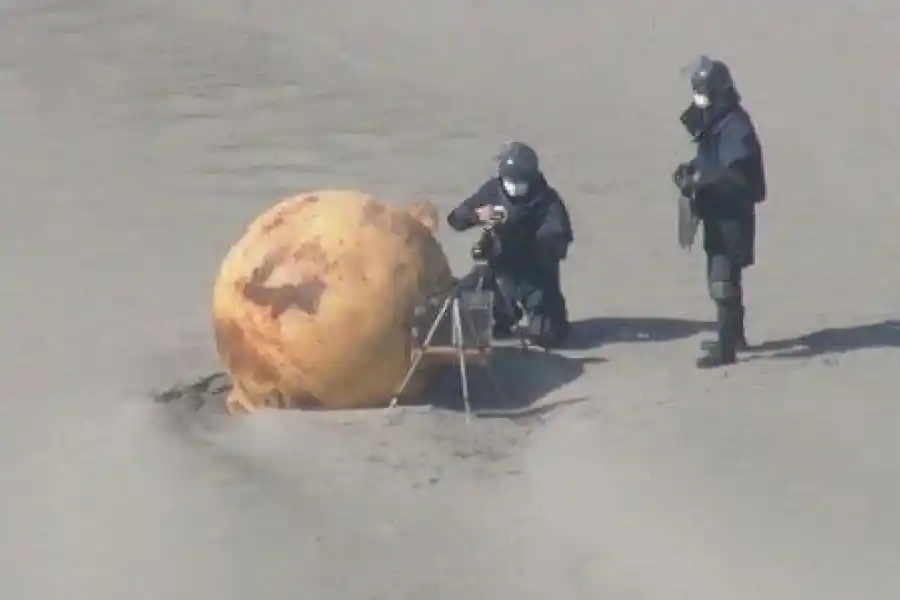 Una misteriosa bola de hierro apareció en una playa de Japón