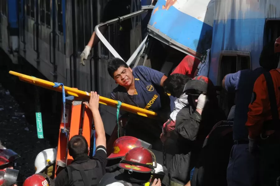 El momento del dramático rescate de Leonardo Sarmiento, uno de los sobrevivientes. (Foto: Télam/Leonardo Zavattaro).