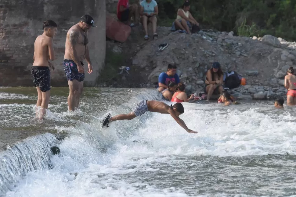 ZAMBULLIDA. Como si fuera una pileta olímpica, los chicos aprovechan una parte un poquito honda del río Lules. 