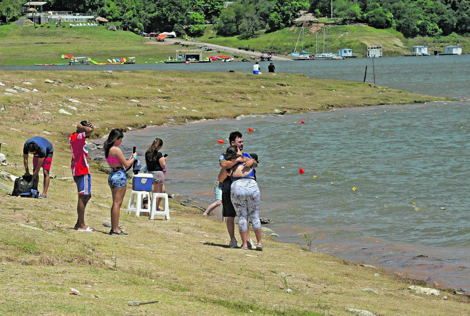 PREPARANDO EL PICNIC. El mediodía ya pintaba caluroso en la playa de El Cadillal, cerca del embarcadero.