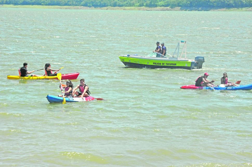 PASEOS EN KAYAK. Una de las actividades preferidas ayer por la mañana en el embalse.