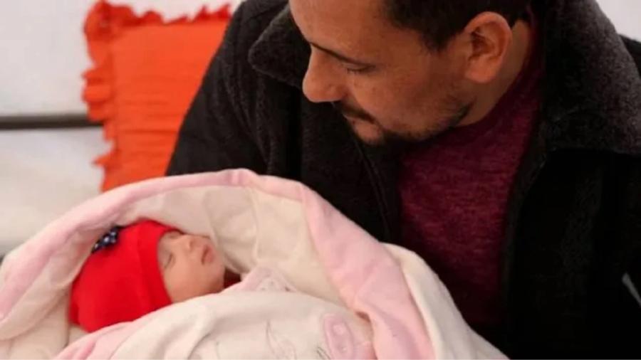 Khalil Al Suwadi adoptó a la bebé luego de realizarse pruebas de ADN.