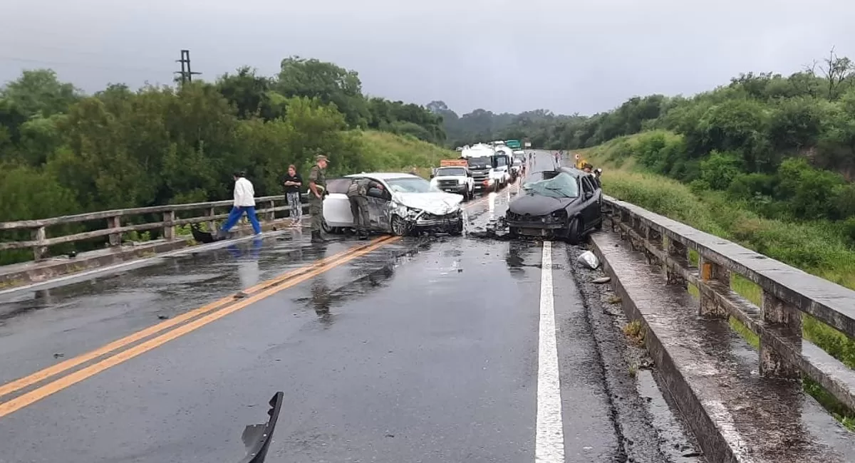 Brutal choque entre dos autos en el puente del río Tapia: un muerto