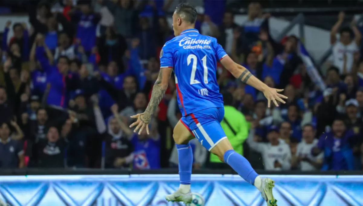 FESTEJO. Augusto Lotti celebra el gol que le sirvió a Cruz Azul para sumar su segunda victoria del torneo.