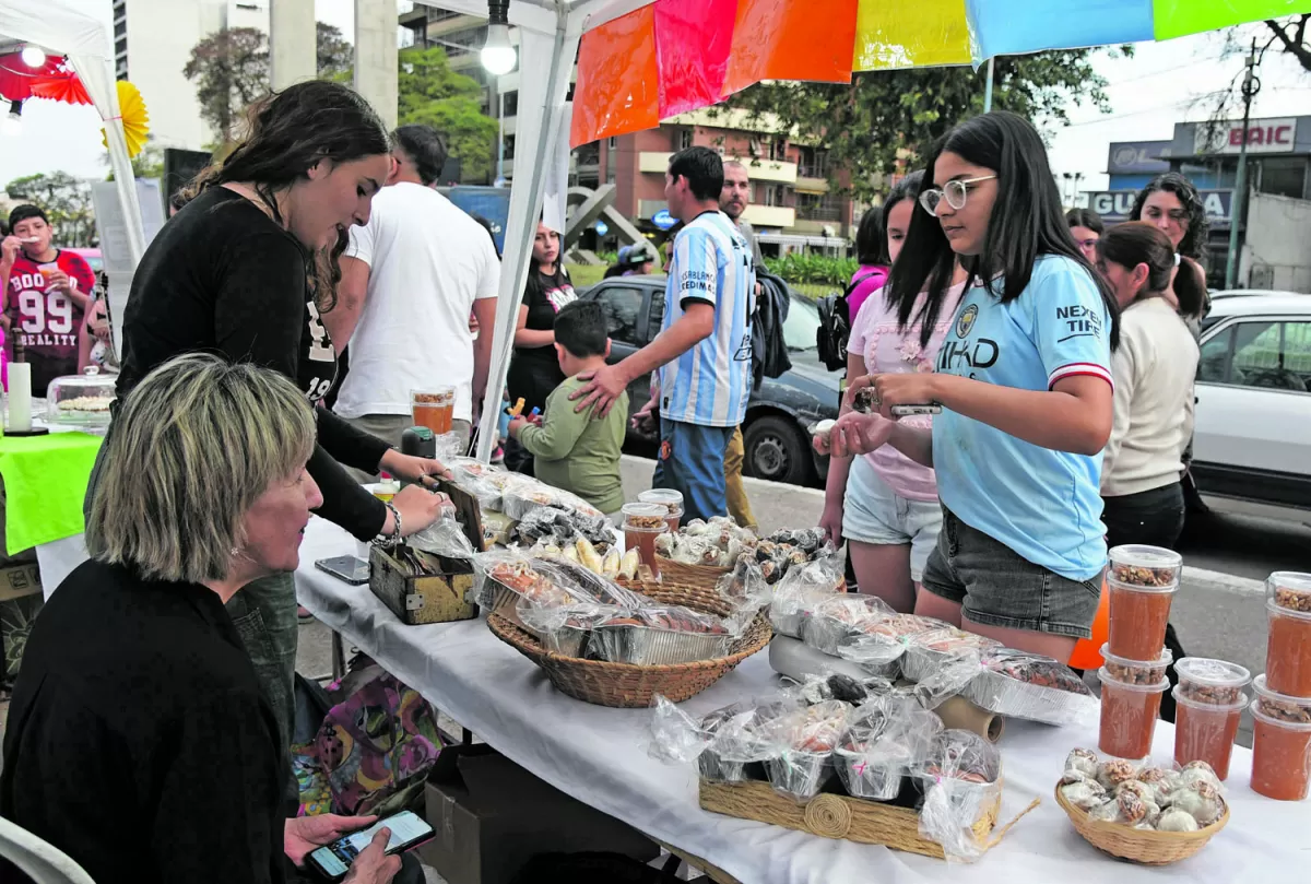 Feria de artesanos en la plaza Urquiza y en el parque Avellaneda