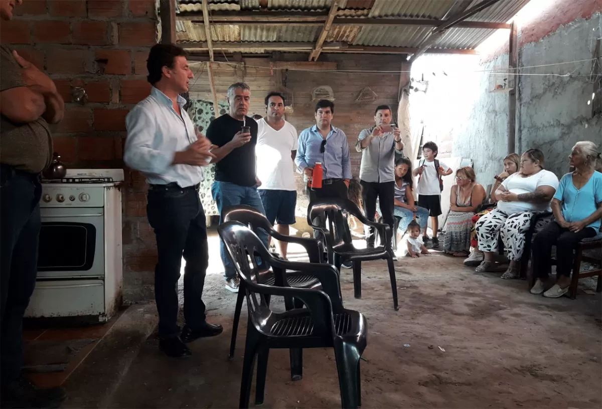 DE RECORRIDA. Sánchez y Cano estuvieron esta tarde en el barrio Francisco I de la capital.