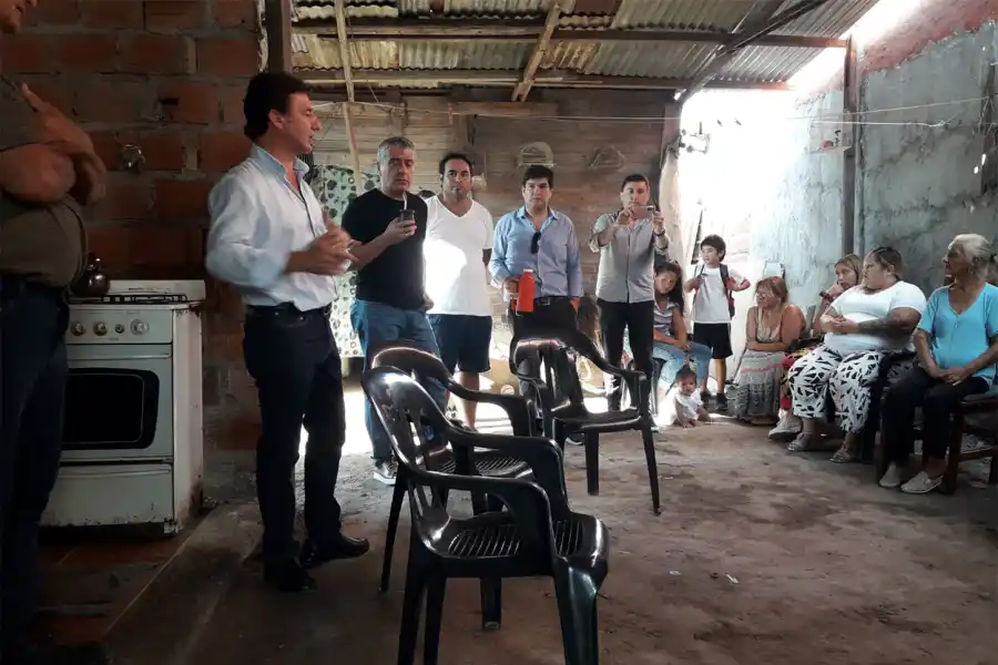 DE RECORRIDA. Sánchez y Cano estuvieron esta tarde en el barrio Francisco I de la capital.