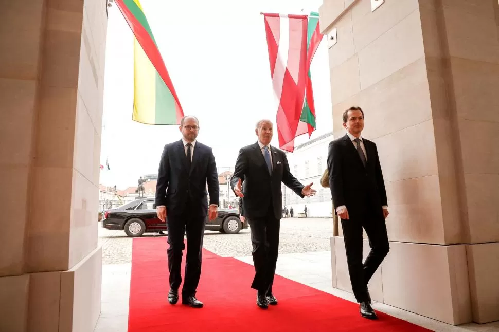 EN VARSOVIA. Biden llega a la reunión de “Los Nueve de Bucarest”.  