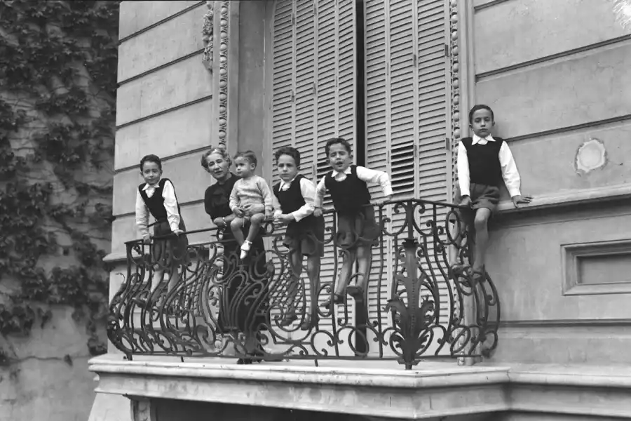 SEÑORA SANTILLÁN DE PRAT GAY, NOVIEMBRE DE 1936. Así está catalogada la foto, publicada en la sección Nuestros Hogares.