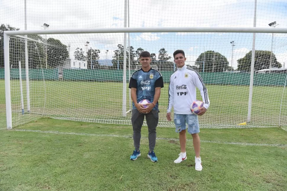 AFA. Maestro Puch y Maza Díaz posan en el complejo con la ropa de la Selección argentina. 
