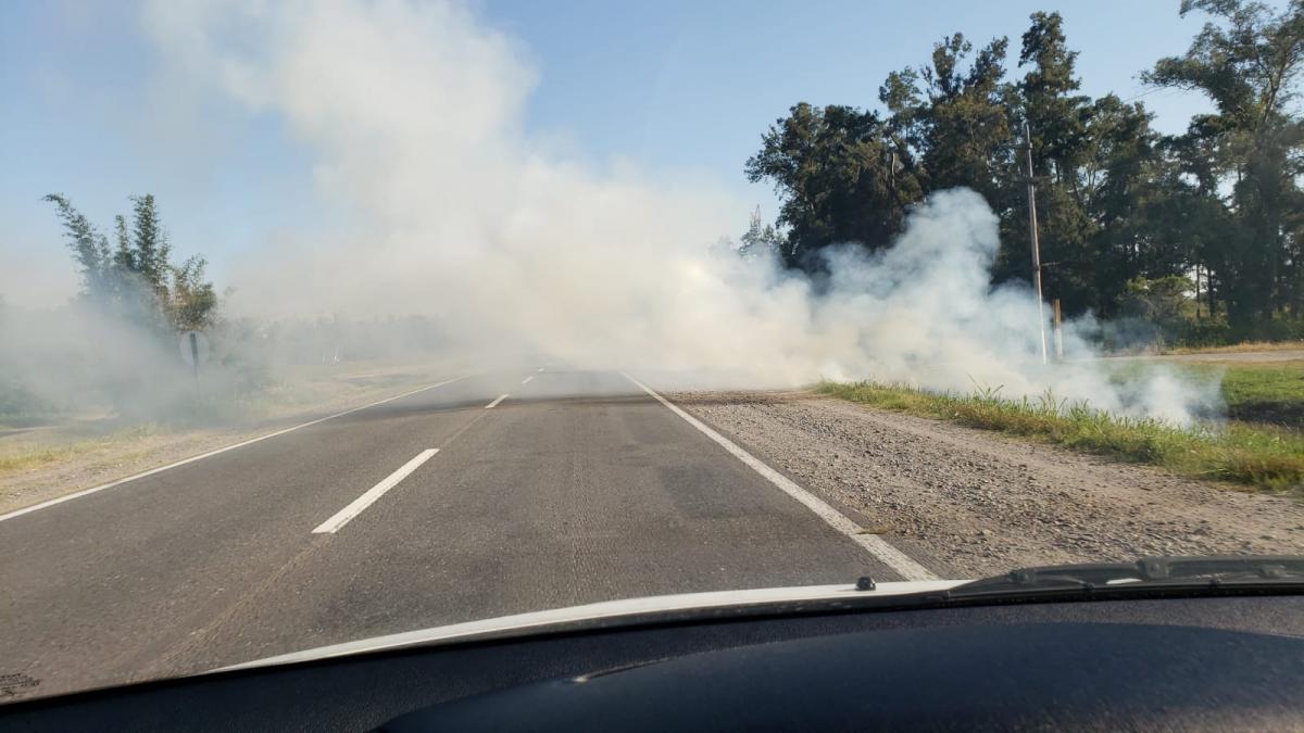 Una quema de pastizales complicó el tránsito sobre la ruta 9