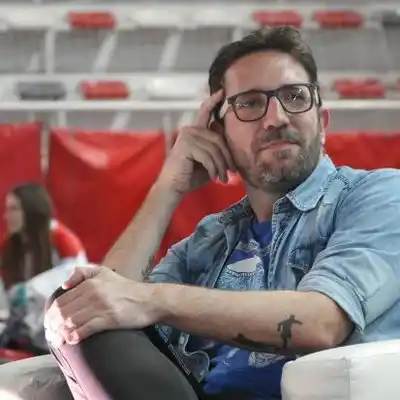 UNA VOZ. Alejandro Wall cuenta que este libro instantáneo le exigió unificar experiencias con Gastón Edul. 