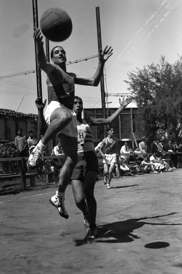 UNA FOTO EXCEPCIONAL. Es de la década de 1930. Cuenta con toda clase de atributos técnicos y artísticos.