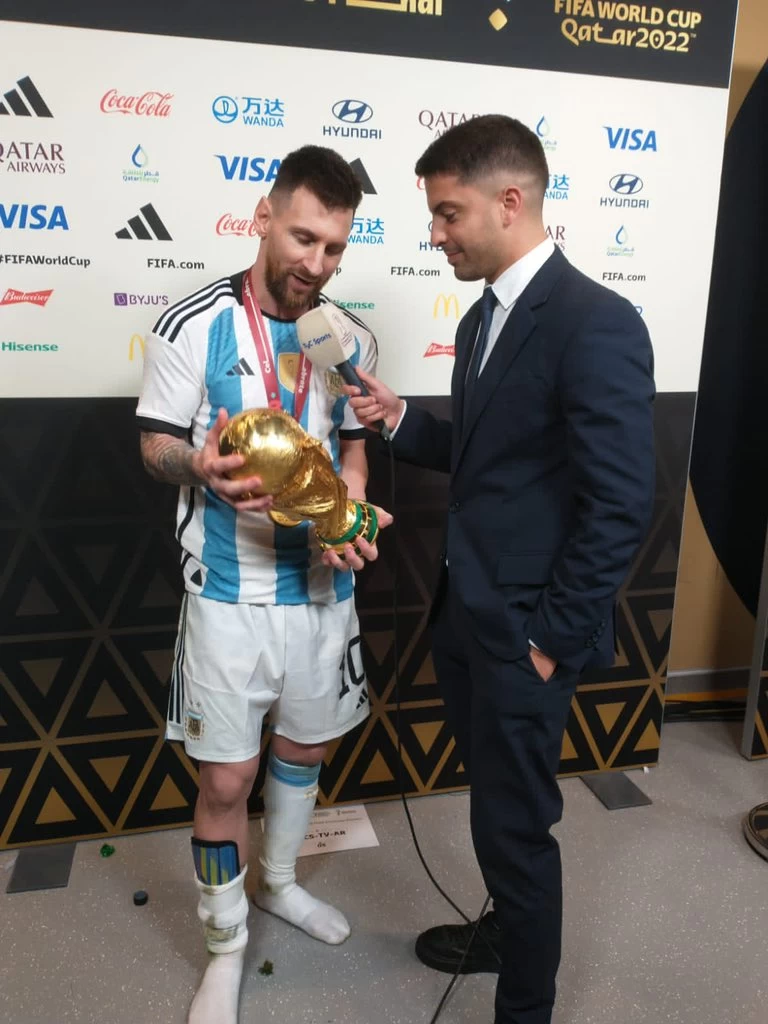 LA ENTREVISTA. Lionel Messi habló con Gastón Edul apenas terminada la final. El periodista contó que su camarógrafo tuvo un inconveniente con la cámara. Messi lo resolvió con una pregunta: “¿No tenés el celular?” Y así se hizo la entrevista.  