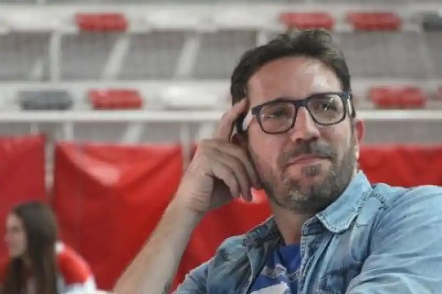 UNA VOZ. Alejandro Wall cuenta que este libro instantáneo le exigió unificar experiencias con Gastón Edul. 