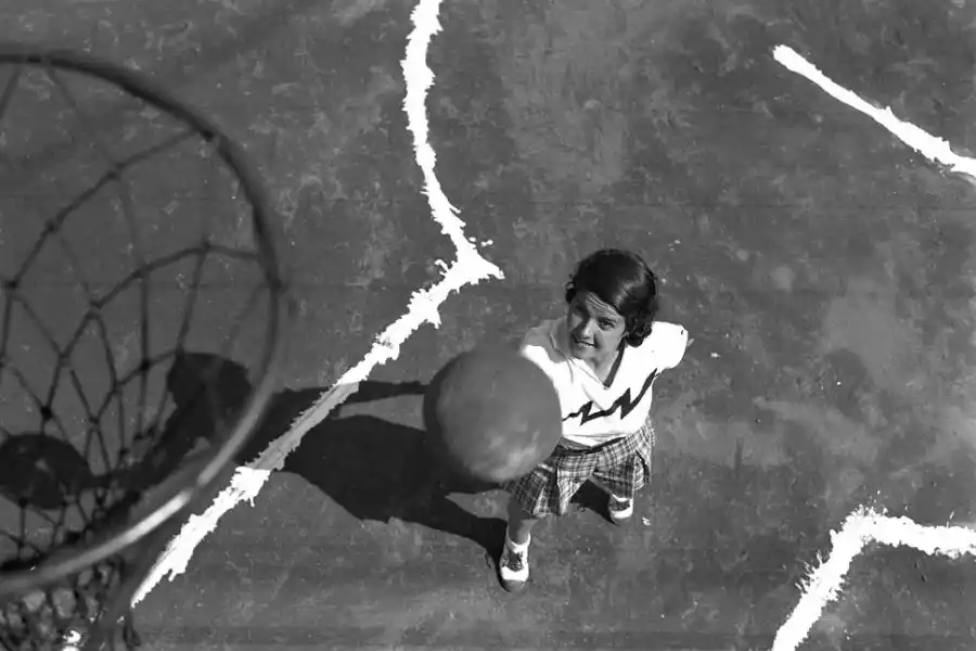 ALCIRA ÁLVAREZ. Una perspectiva brillante para retratar a la basquetbolista (año 1936).